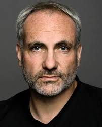 How tall is Kim Bodnia?